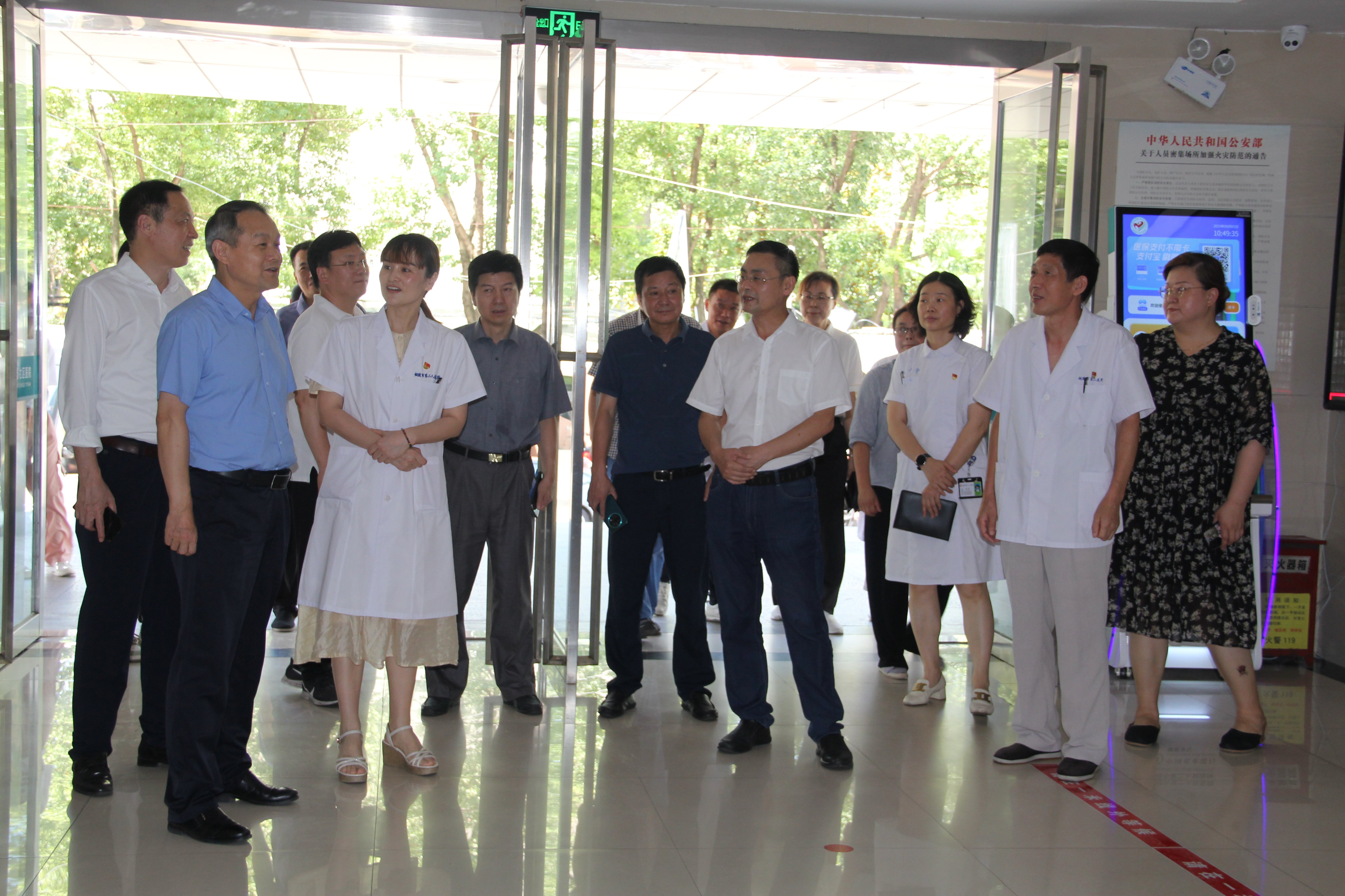 省人大常委會委員、社建委副主任委員諸文軍一行蒞臨市二院調(diào)研醫(yī)保工作